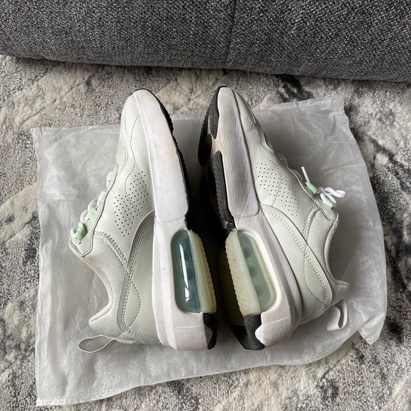 Nike Air Max in light green
Size: US 6 / UK 3.5 / CM 23 - Picture 3 of 7